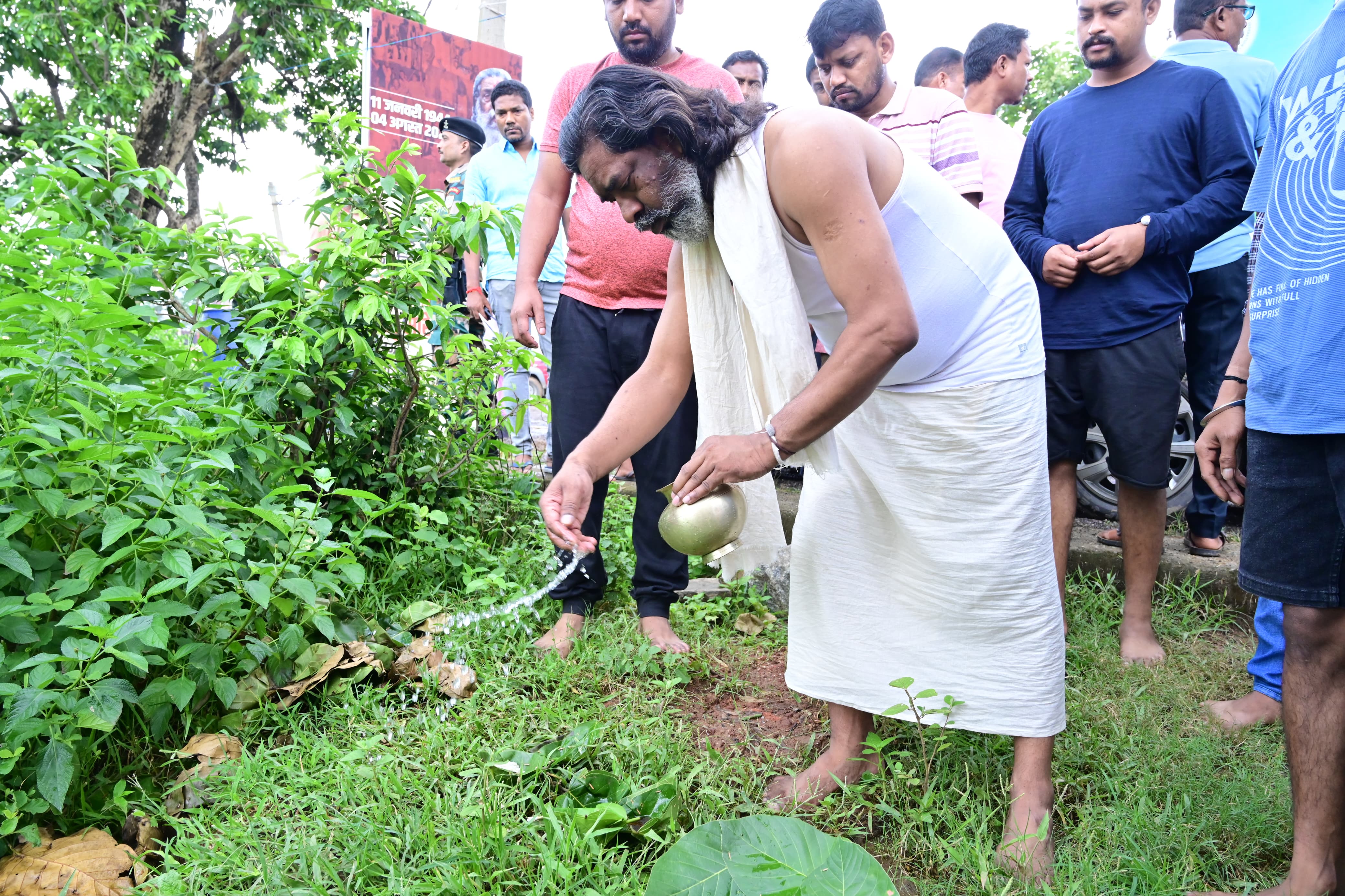 मुख्यमंत्री श्राद्ध कर्म करते