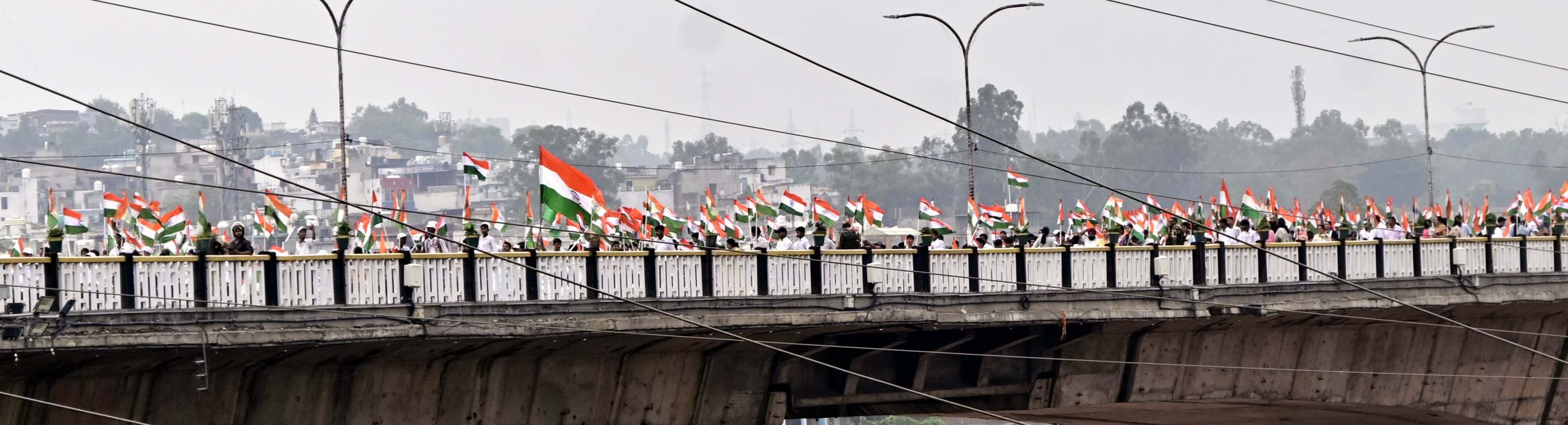 संभागीय आयुक्त ने जम्मू में महा तिरंगा यात्रा को दिखाई हरी झंडी