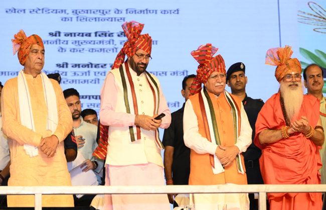 फरीदाबाद में विकास परियोजनाओं का शुभारंभ करते मुख्यमंत्री नायब सैनी केंद्रीय मंत्री मनोहर लाल व अन्य।