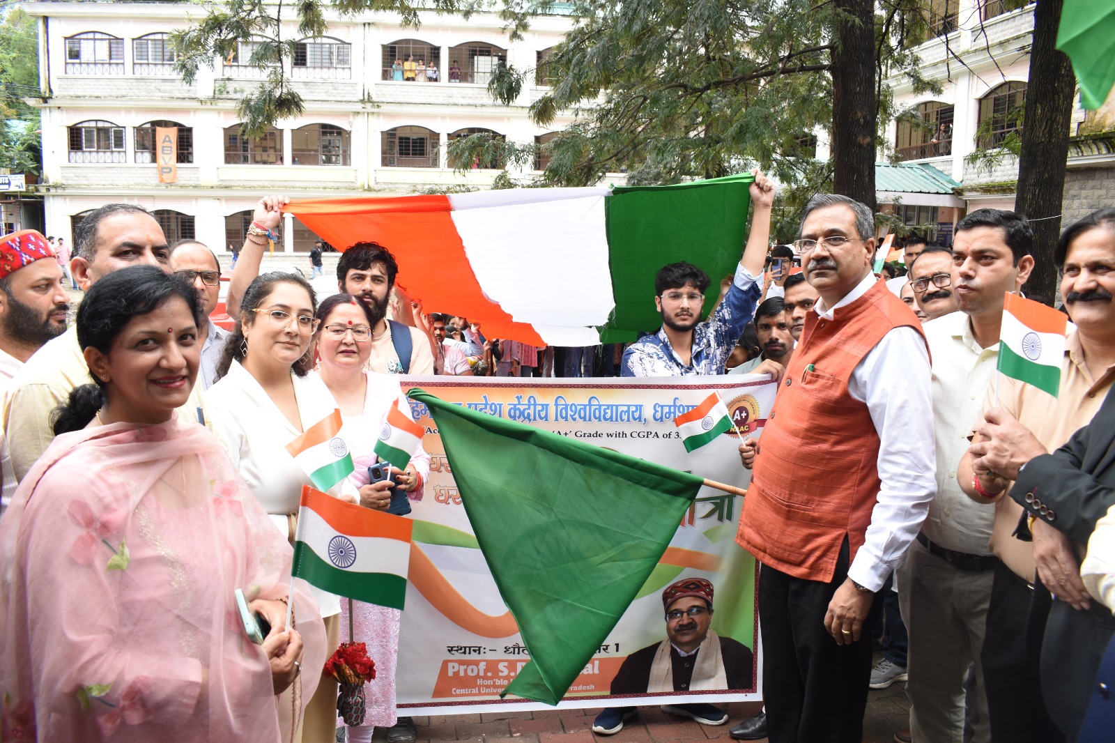 तिरंगा यात्रा को हरी झंडी दिखाते हुए कुलपति। तिरंगा यात्रा को हरी झंडी दिखाते हुए कुलपति।