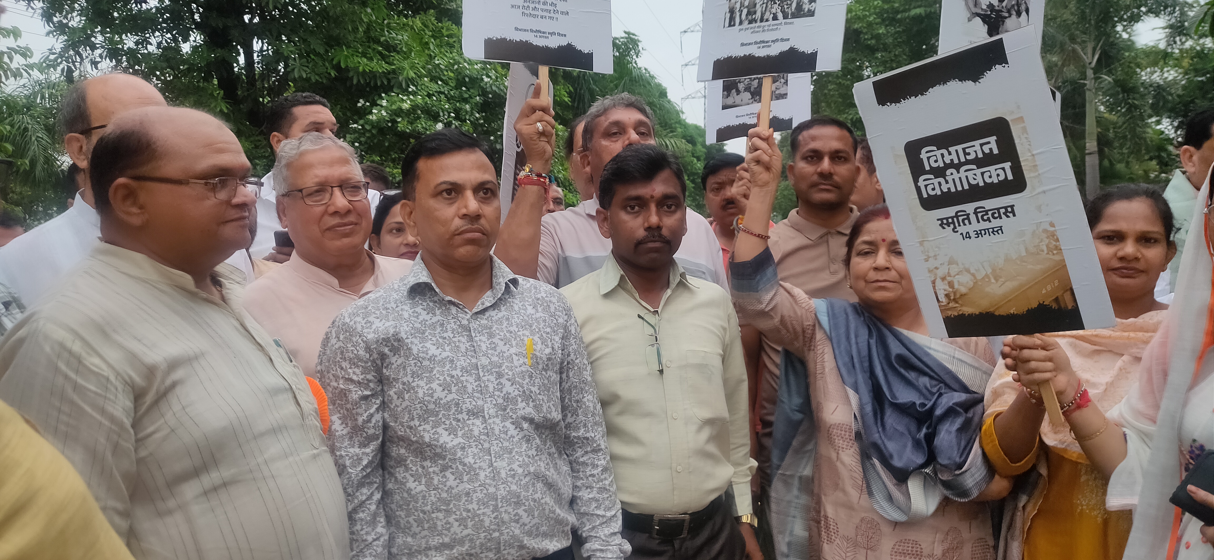 मुरादाबाद में भाजपा के तत्वावधान में विभाजन विभीषिका स्मृति दिवस पर निकलते मौन जुलूस में शामिल पूर्व सांसद राजेंद्र अग्रवाल व अन्य।