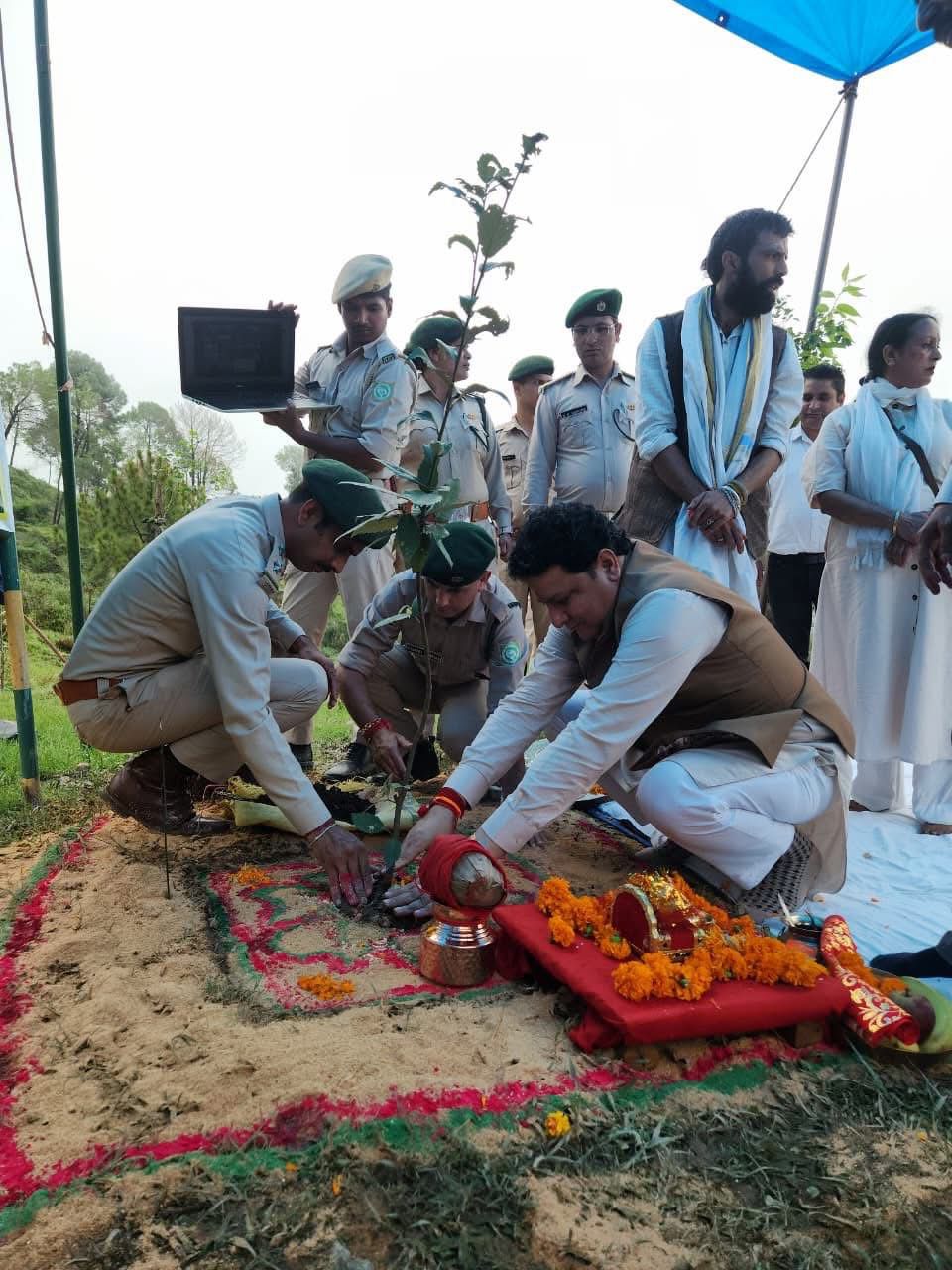पौधरोपण करते हुए विधायक सुधीर शर्मा।