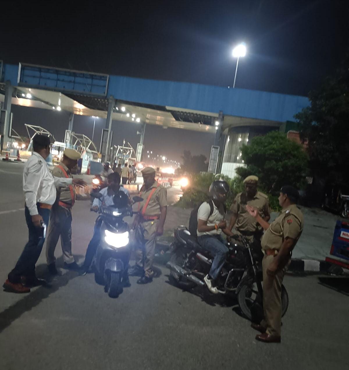 पानीपत में रात को वाहन चालको की चेकिंग करती पुलिस