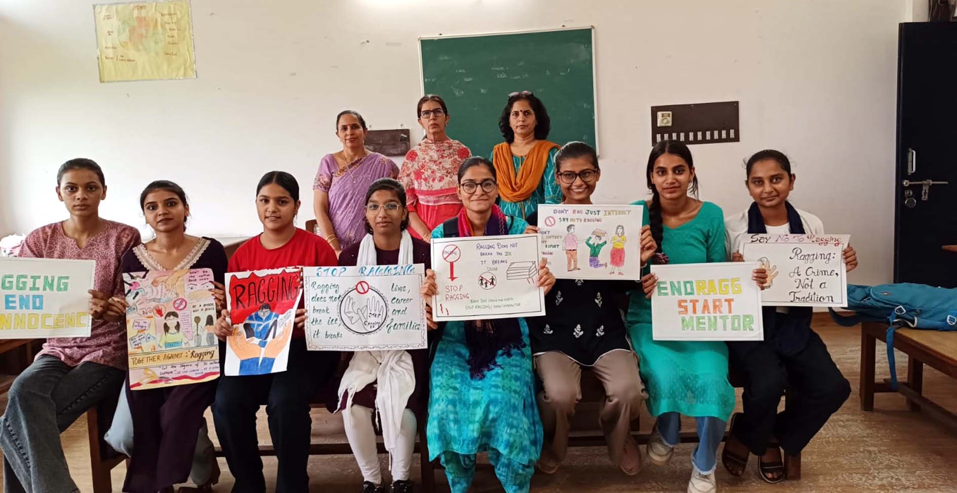 पोस्टर बनाओ प्रतियोगिता में भाग लेने वाली छात्राएं व उपस्थित स्टाफ सदस्य।