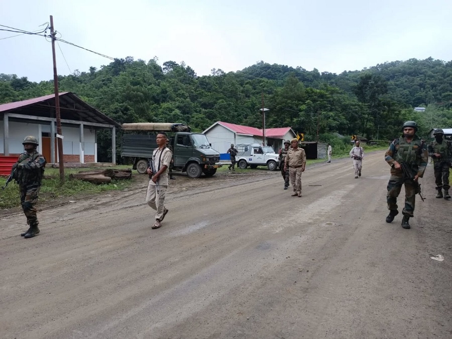 मणिपुर में गश्त लगाते पुलिस एवं सुरक्षा बल के जवान