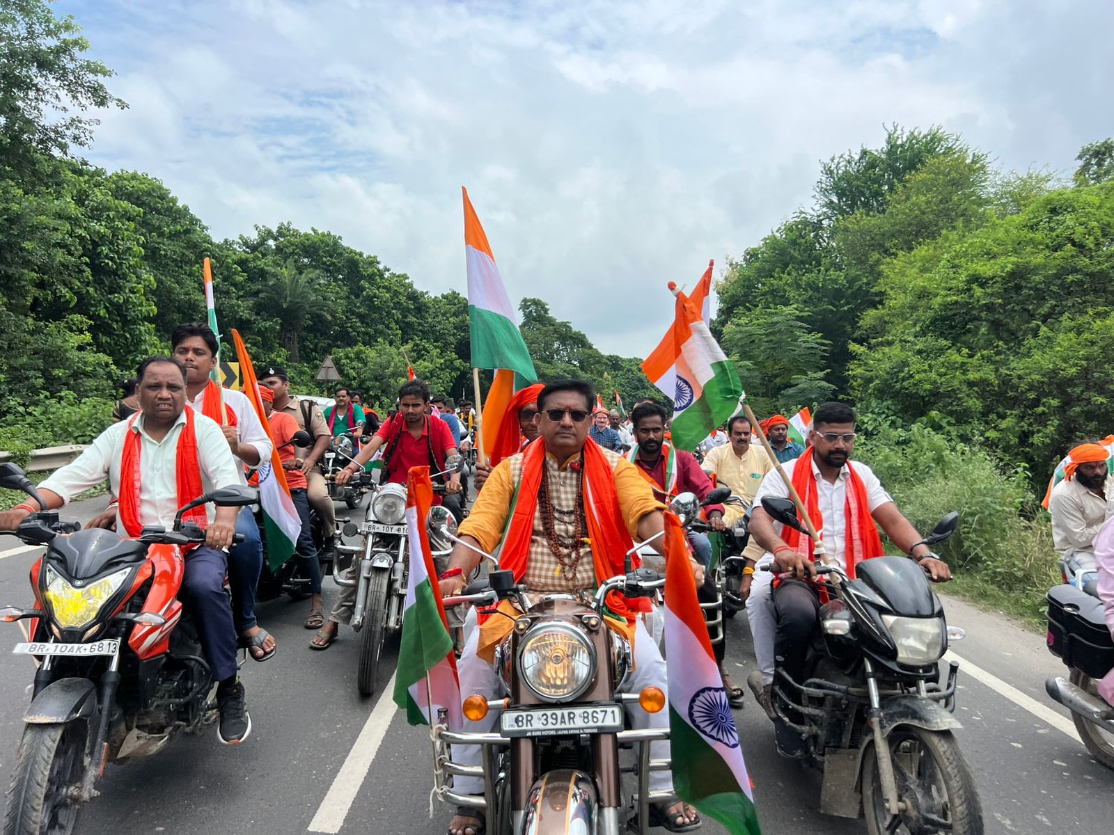 तिरंगा यात्रा में शामिल विधायक और अन्य