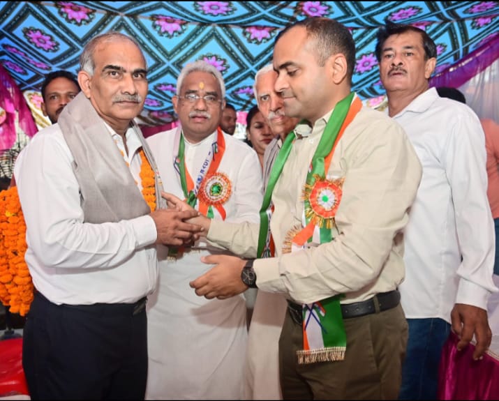 जिलाधिकारी से वार्ता करते श्री गोपाल नारसन