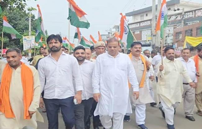सोनीपत:  तिरंगा यात्रा भाजपा नेता देवेंद्र कौशिक, नपाध्यक्ष अरुण त्यागी व जिला महामंत्री नीरज ठरु  ।