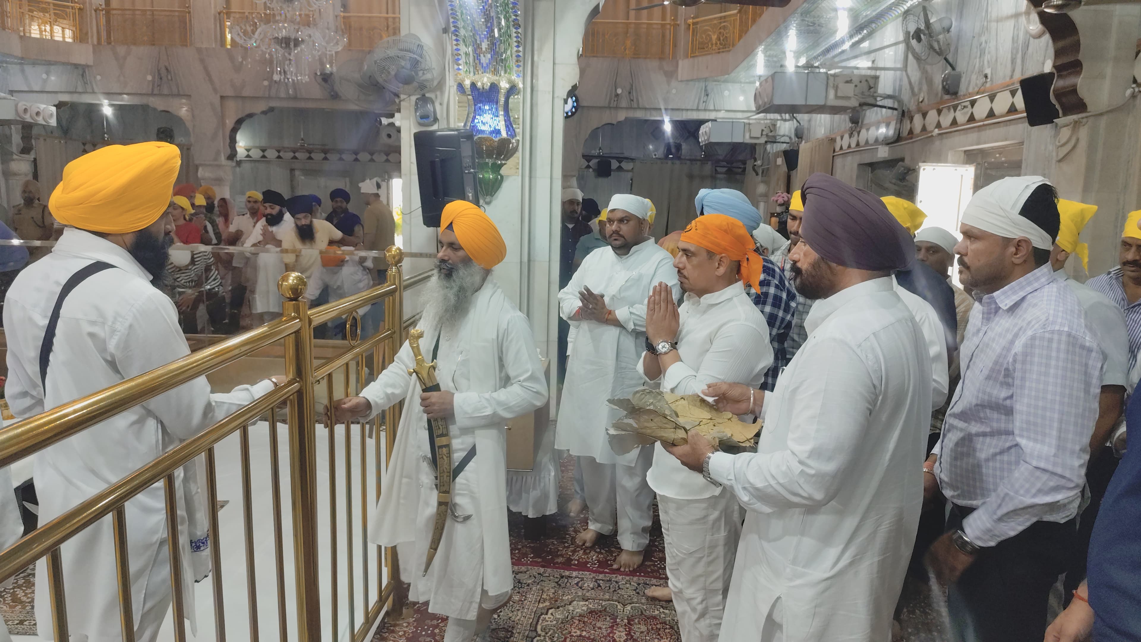 उद्याेगपति एवं कांग्रेस नेता राॅबर्ट वाड्रा पंचकूला स्थित गुरुद्वारा नाडा साहिब में माथा टेकते हुए