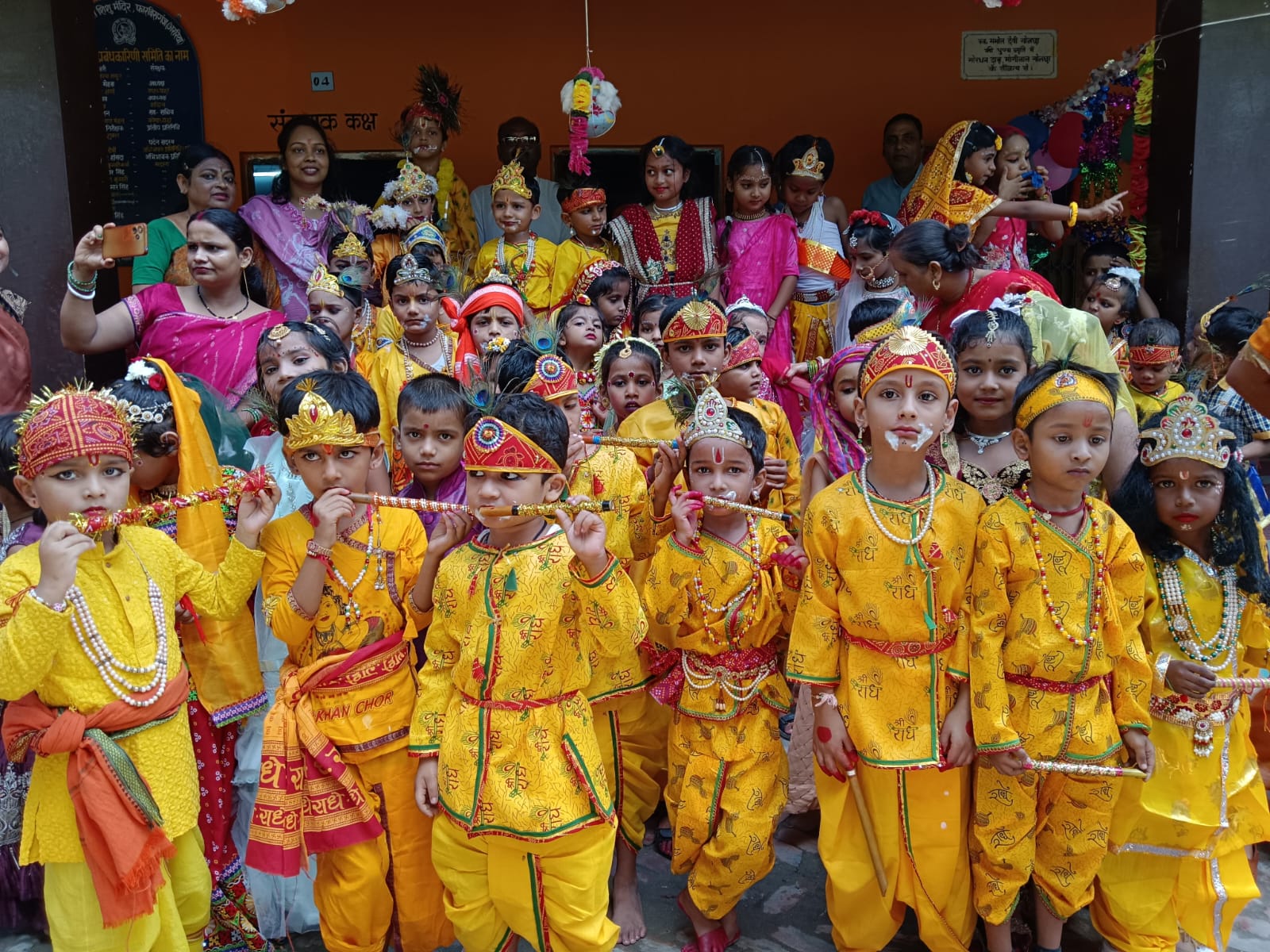 अररिया फोटो:राधा कृष्ण की जोड़ी में स्कूली बच्चे