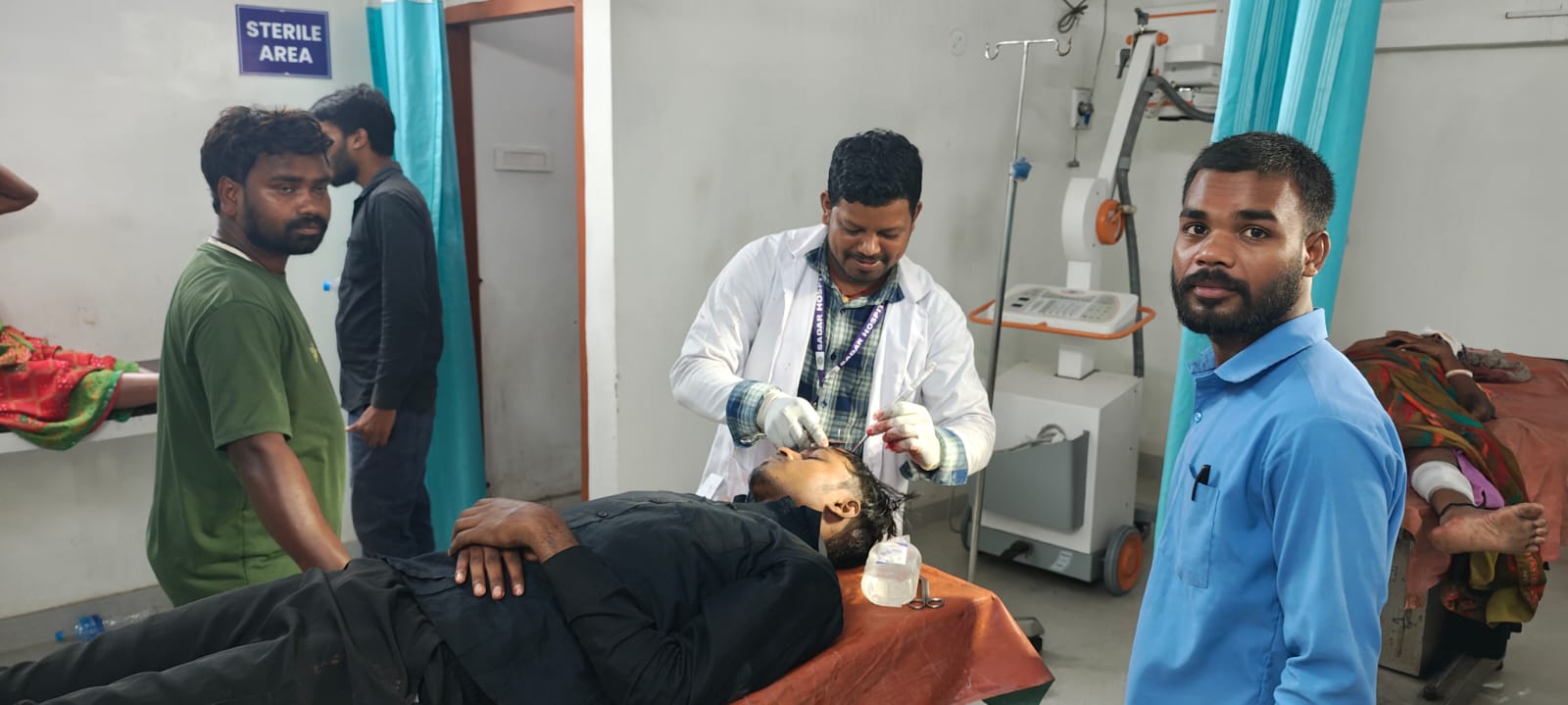 अस्पताल में हुआ घायलों का इलाज