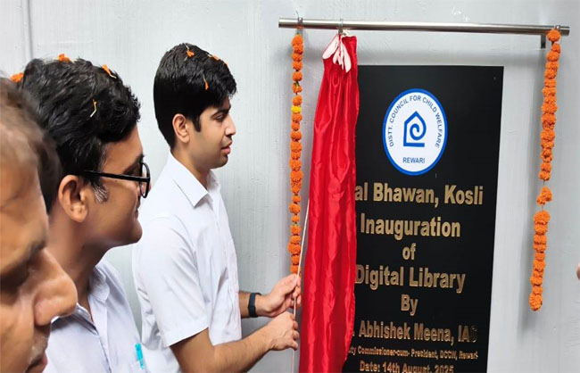 कोसली बाल भवन में ई-लाइब्रेरी का उद्घाटन करते हुए उपायुक्त अभिषेक मीणा।