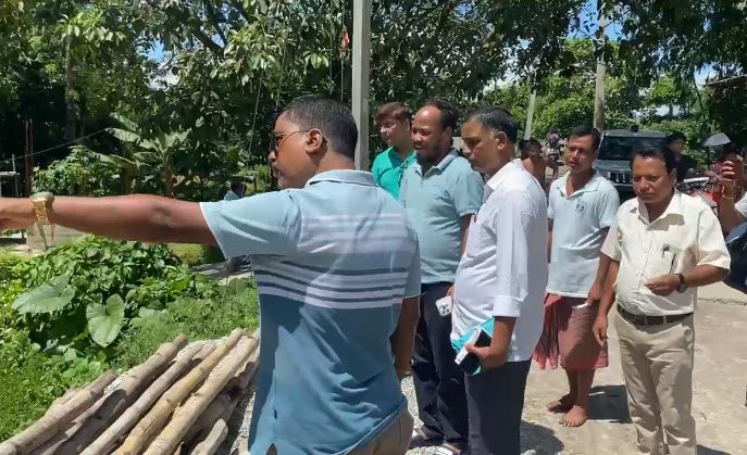 जनप्रतिनिधियों के साथ बात करते बीडीओ प्रशांत बर्मन