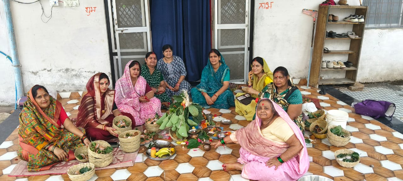 हरछठ की पूजा करती महिलायें