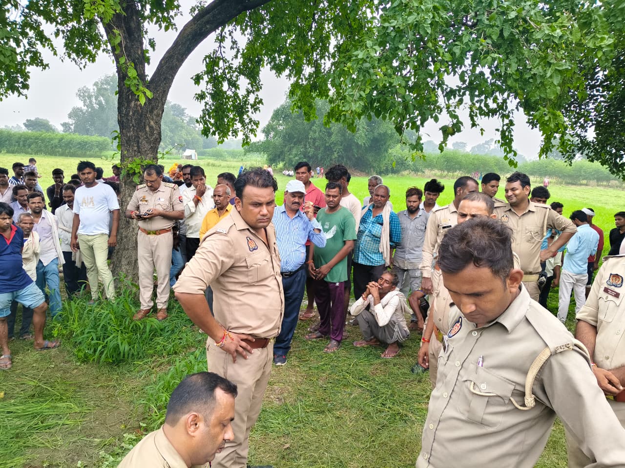 फोटो - घटना स्थल जांच पड़ताल करते करते पुलिस कर्मी