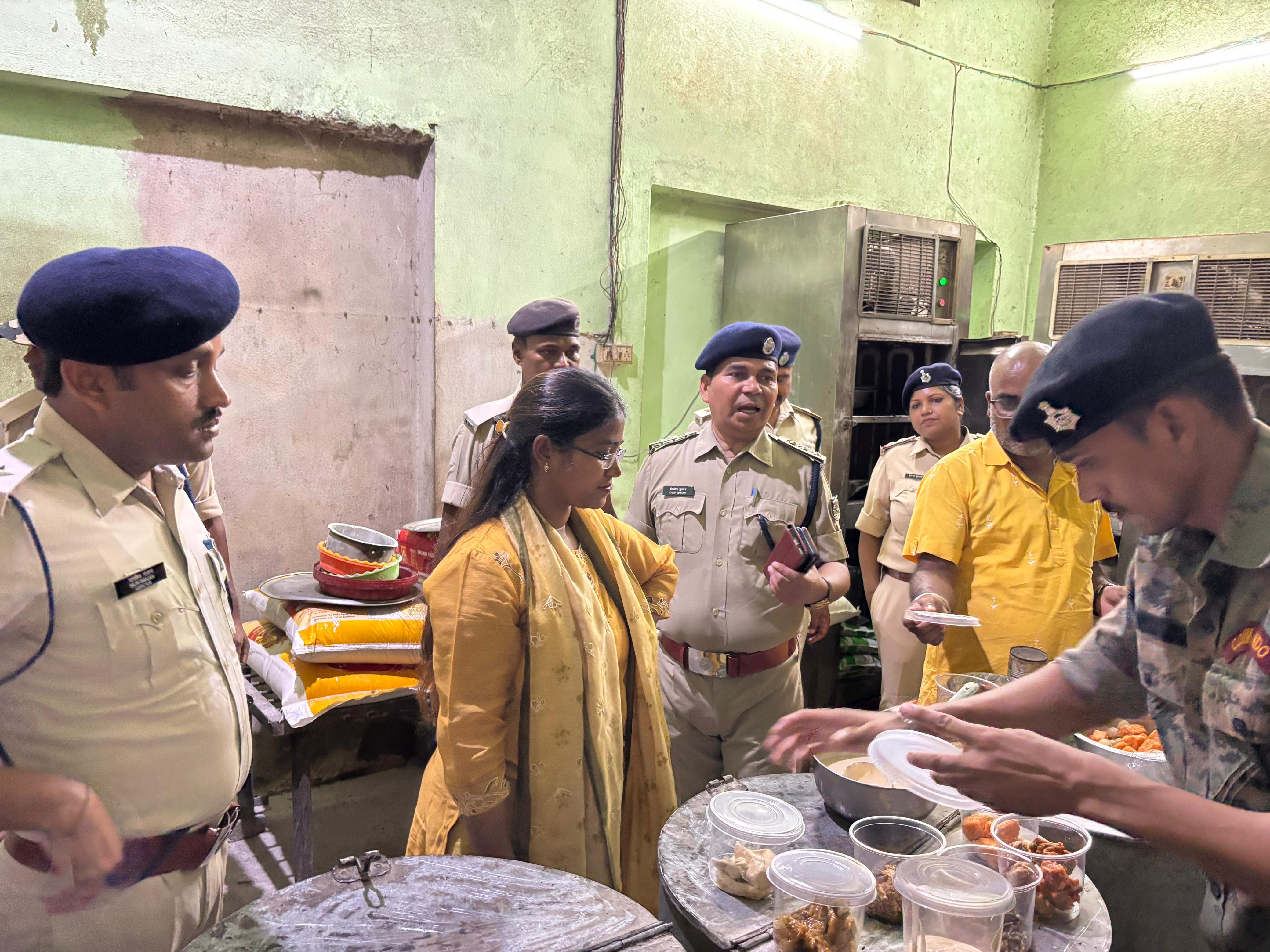 खाघ पदार्थ निरीक्षण करते एसडीएम व डीएसपी