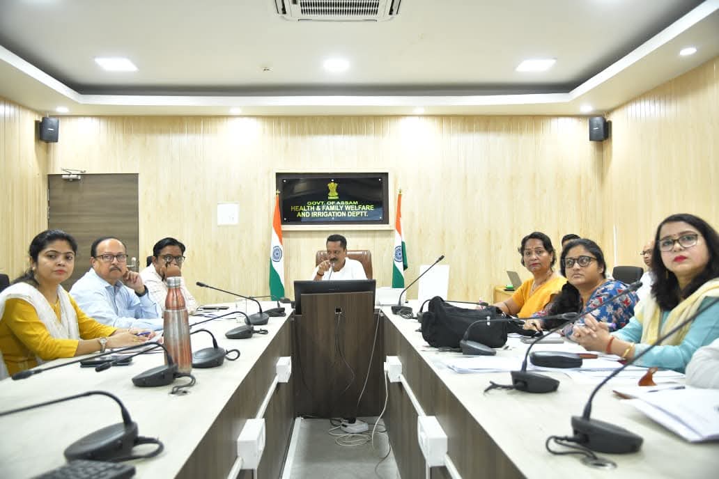 सिंचाई और स्वास्थ्य विभाग की योजनाओं की मंत्री अशोक सिंघल समीक्षा करते हुए।