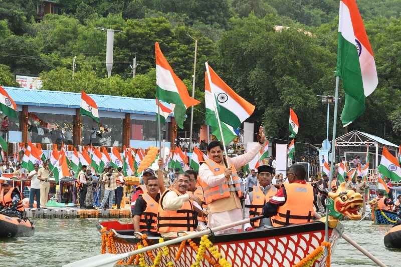 बोट क्लब पर जल तिरंगा यात्रा में शामिल हुए मुख्यमंत्री डॉ. मोहन यादव