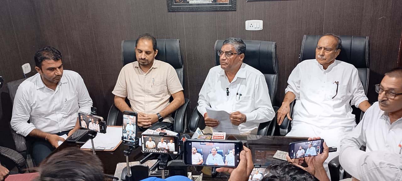 पत्रकारों से बातचीत करते बार एसोसिएशन के प्रधान व अन्य।
