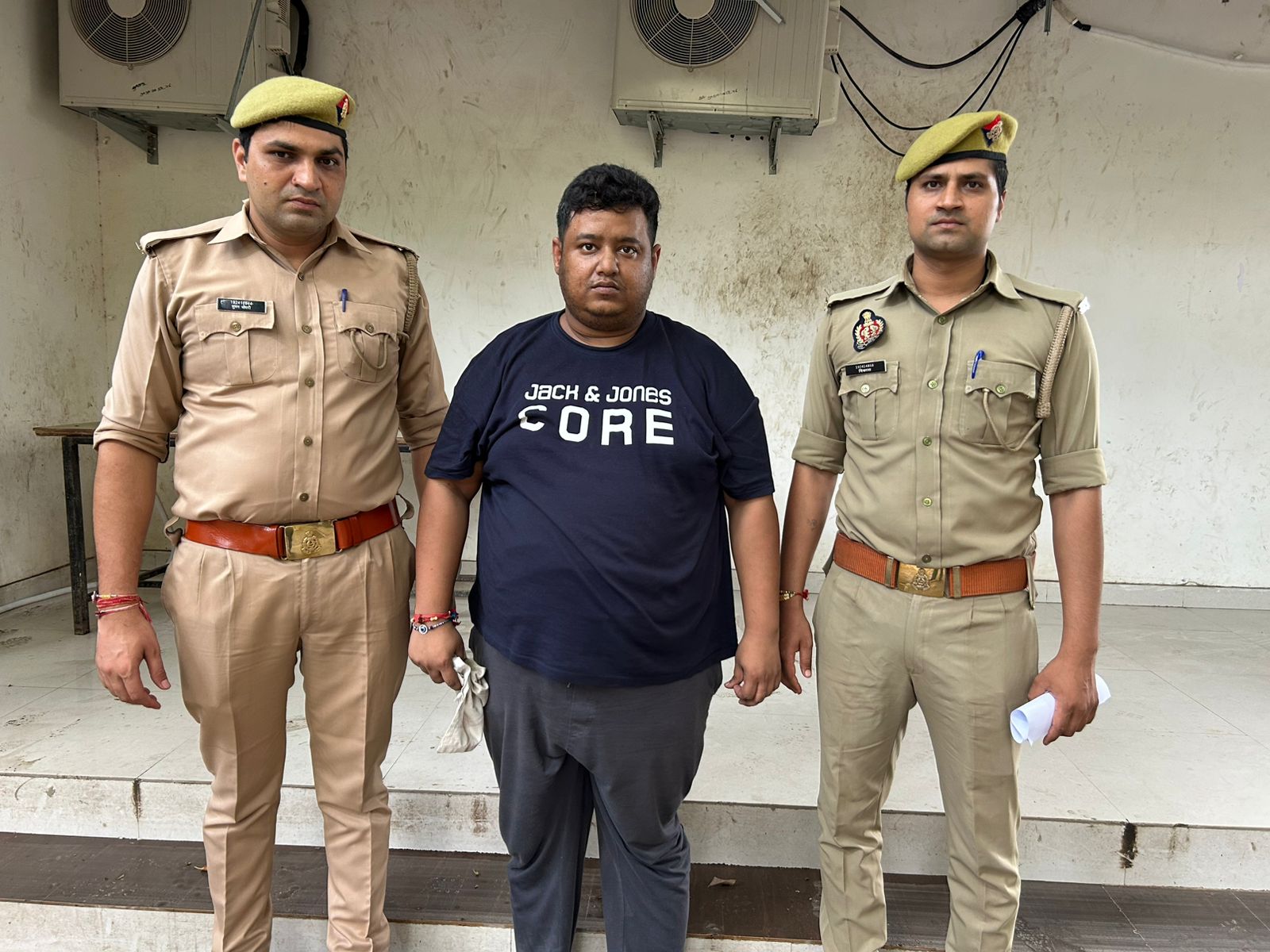 पुलिस की गिरफ्त में आरोपित पुलकित द्विवेदी