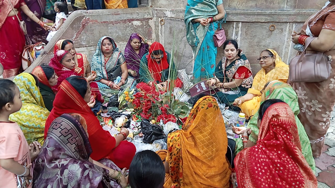 पूजा करती महिलाएं