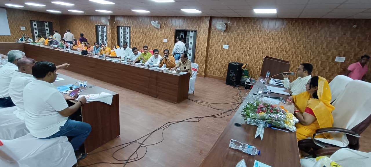 समान्य बोर्ड की बैठक में भाग लेते पार्षद गण