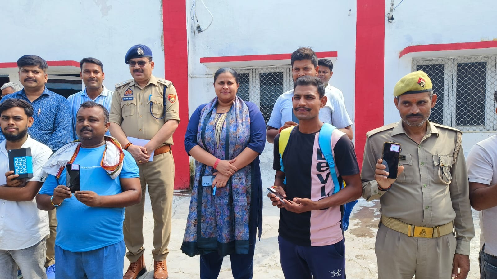 मोबाइल फोन मालिकों के साथ पुलिसअधीक्षकमोबाइल फोन मालिकों के साथ पुलिस अधीक्षक