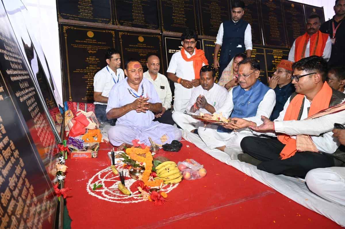 मुख्यमंत्री साय रायगढ़ जिले में विकास कार्यों का भूमिपूजन करते