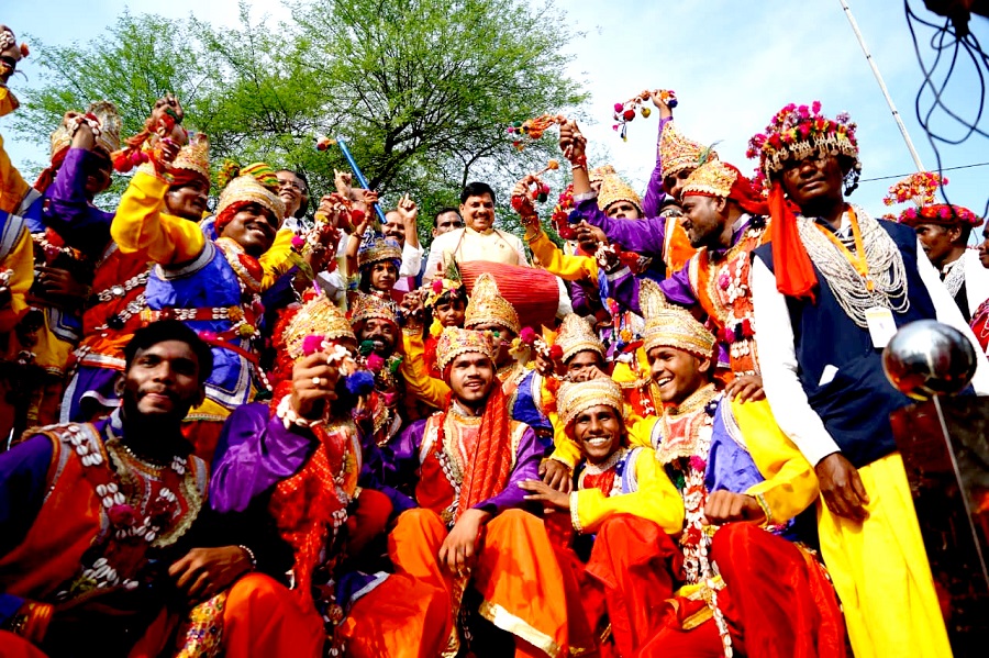 मुख्यमंत्री बलराम जयंती कार्यक्रम में जनजातीय समाज के साथ परंपरागत वाद्य-यंत्र बजाते हुए