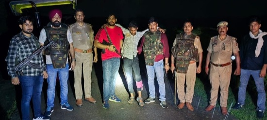 घायल बदमाश को उपचार को ले जाती टीम