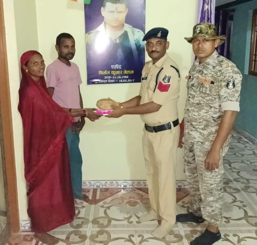 बलिदानियों का सम्मान करते हुए पुलिस।