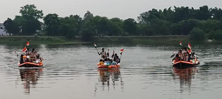 सामतपुर तालाब में होमगार्ड एवं एसडीईएफआर के जवानों ने लहराया तिरंगा