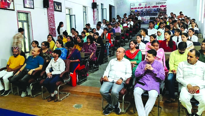 कार्यक्रम के दौरान