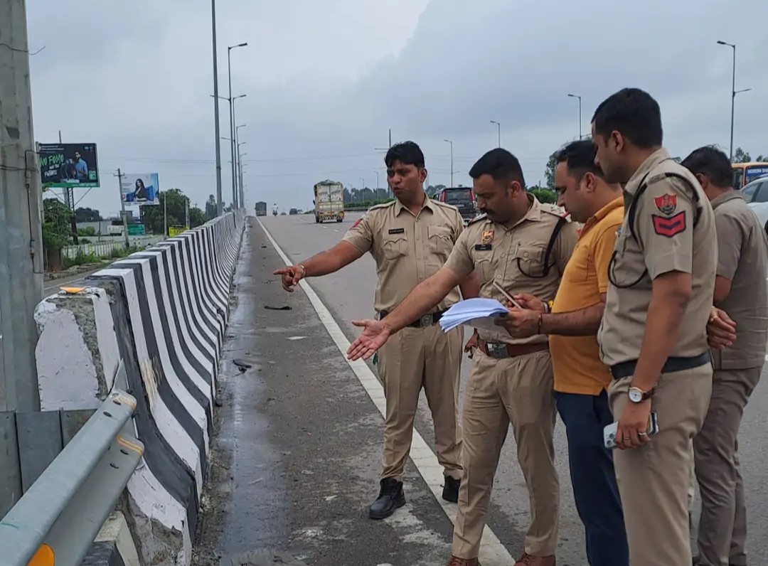 घटना स्थल पर जांच करती पुलिस टीम।