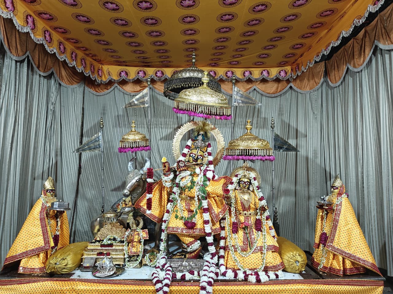 श्री कृष्ण जन्माष्टमी शनिवार को: सजे देवालय— चारदीवारी आने वाले हैं बांके बिहारी