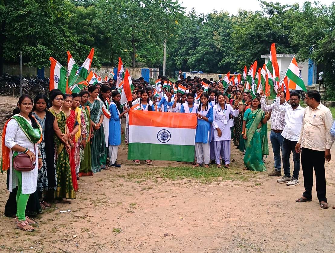 जांजगीर : ग्राम पंचायत सिवनी च में आयोजित तिरंगा यात्रा में शामिल हुए कलेक्टर