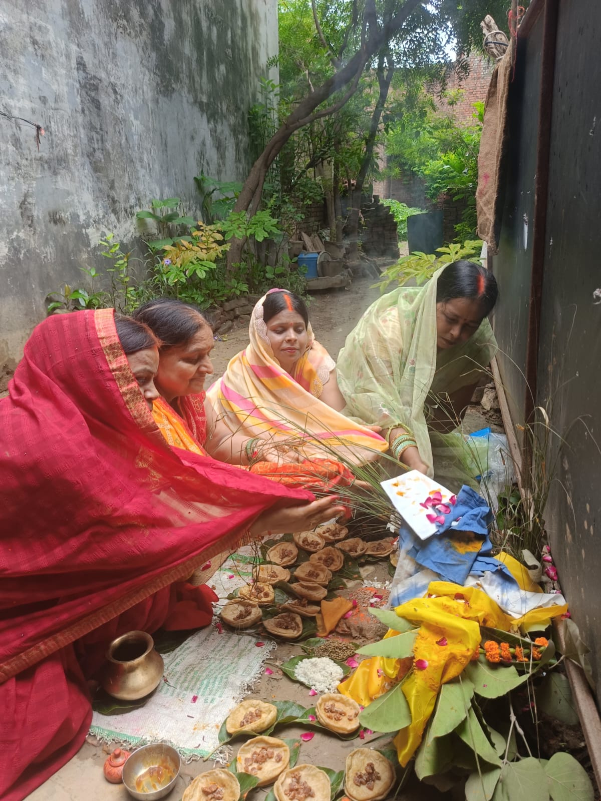 छठ पूजा करती माताएं