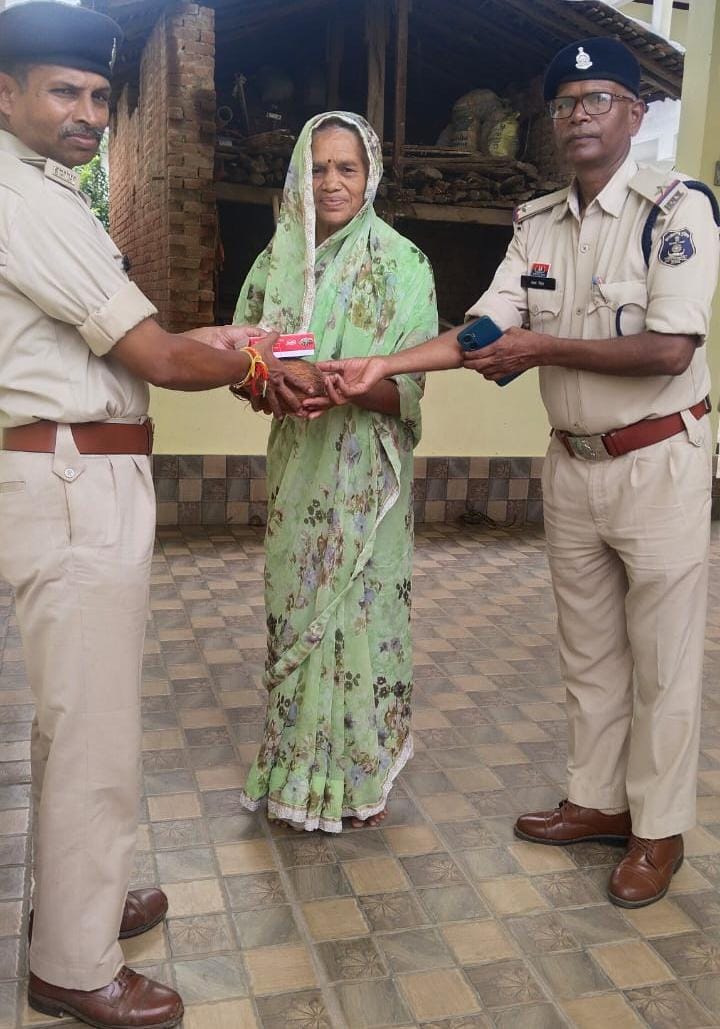बलिदानियों का सम्मान करते हुए पुलिस।