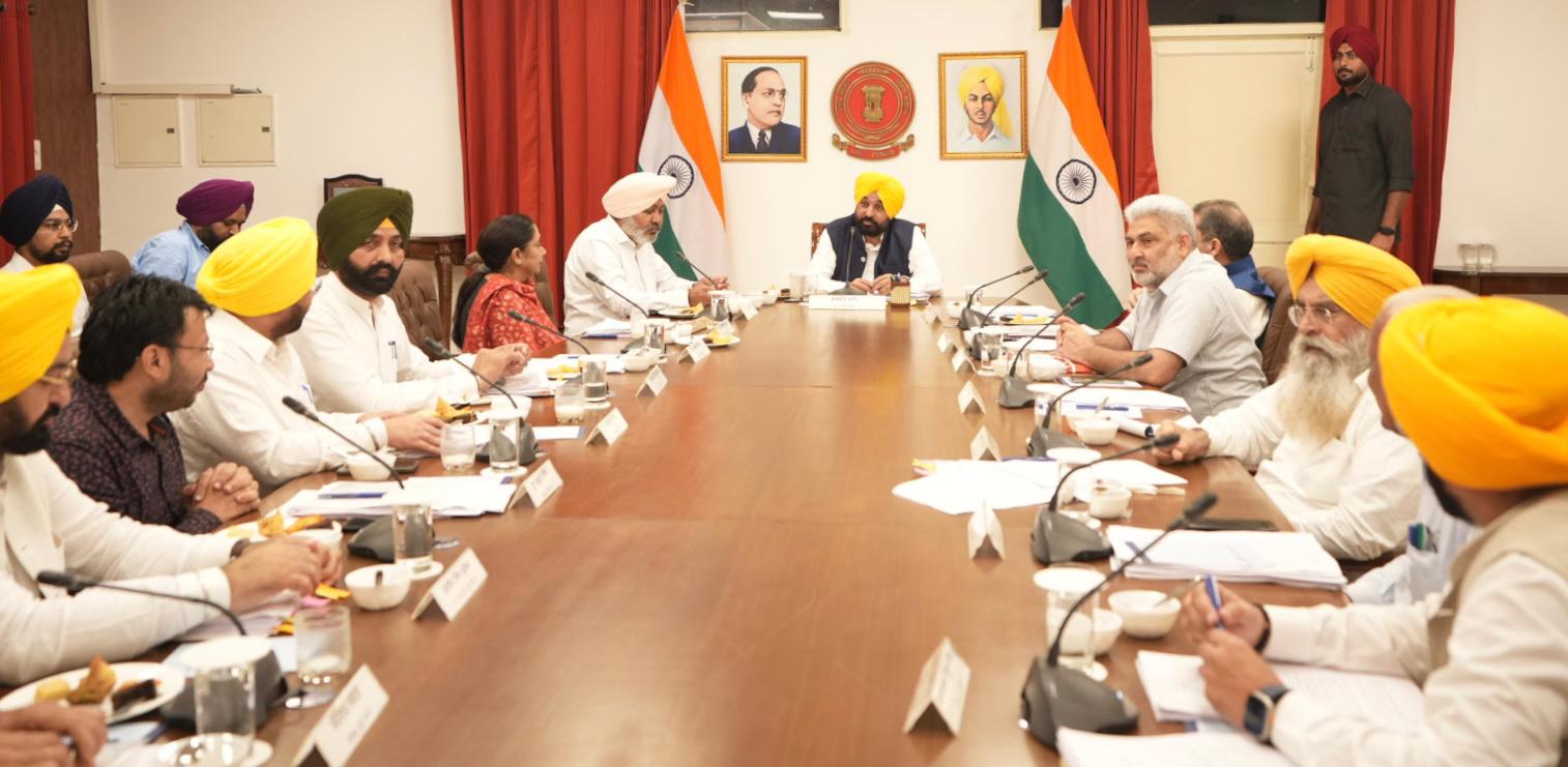 पंजाब के मुख्यमंत्री भगवंत मान मंत्रिमंडल की बैठक लेते हुए पंजाब के मुख्यमंत्री भगवंत मान मंत्रिमंडल की बैठक लेते हुए