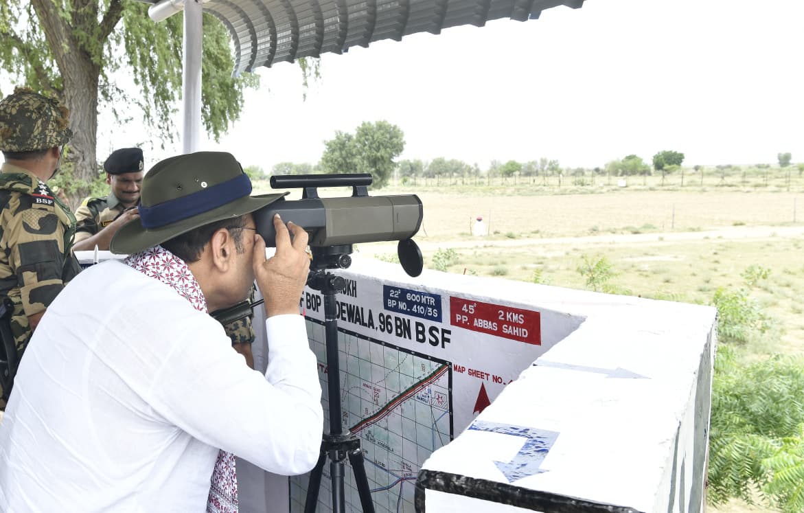 सीएम भजनलाल शर्मा कोडेवालासीमा चौकी पर दूरबीन से सीमा का अवलोकन करते हुए।