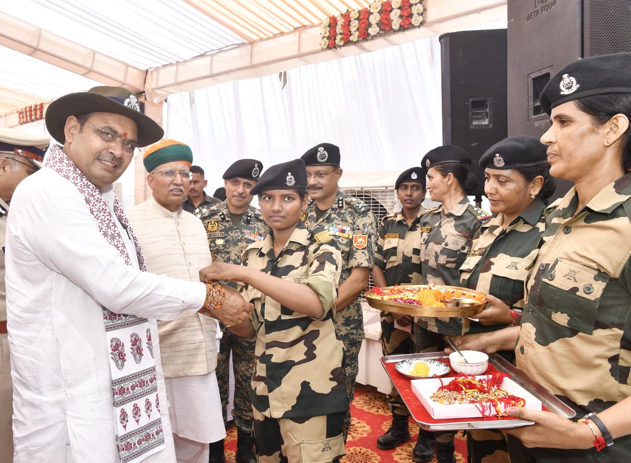 महिला जवानों से राखी बंधवाते हुए सीएम भजनलाल शर्मा।
