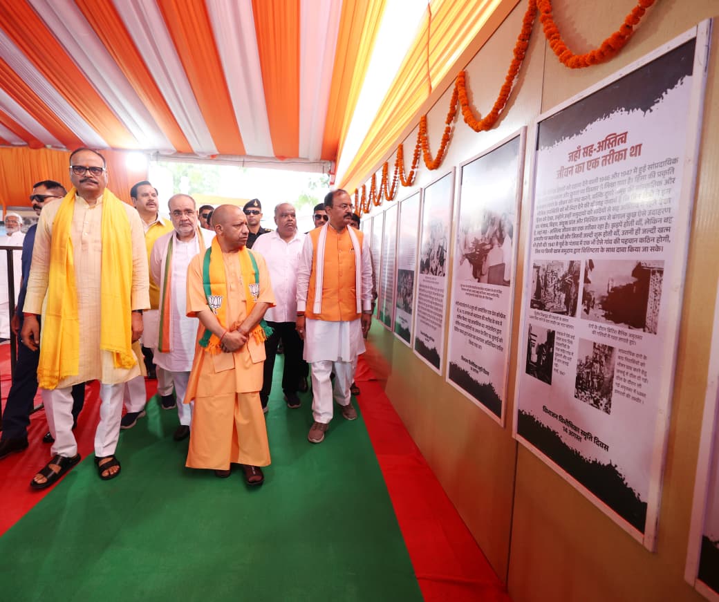 जीपीओ पार्क में प्रदर्शनी का अवलोकन करते मुख्यमंत्री योगी जीपीओ पार्क में प्रदर्शनी का अवलोकन करते मुख्यमंत्री योगी