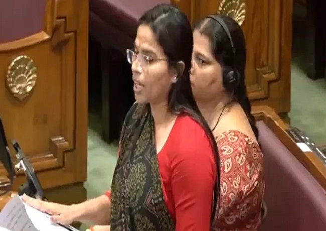 सदन में बाेलती विधायक पूजा पाल
