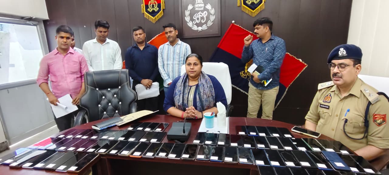 खुलासा करती हुई पुलिस अधीक्षक अमेठी