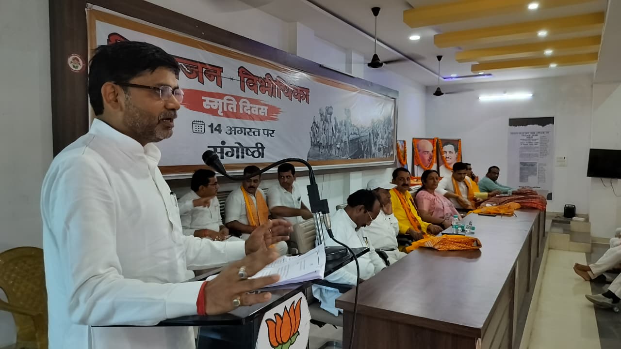 कार्यक्रम को सम्बोधित करते मुख्य अतिथि पूर्व सदस्य पिछड़ा वर्ग आयोग, पूर्व महापौर वाराणसी व पूर्व प्रदेश मंत्री भाजपा कौशलेन्द्र पटेल ।
