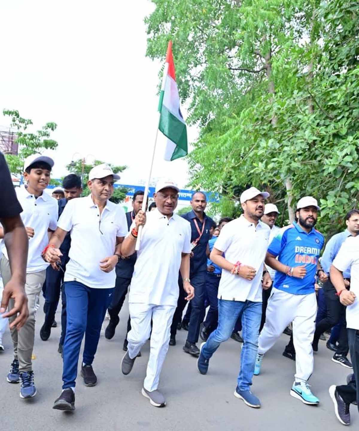 मुख्यमंत्री साय ने हजारों युवाओं के साथ दौड़ लगाते