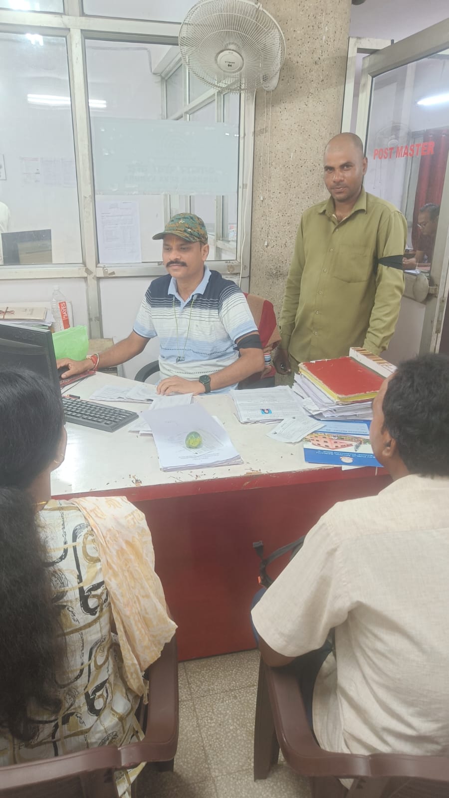 काला बिल्ला लगाकर काम करते कर्मचारी