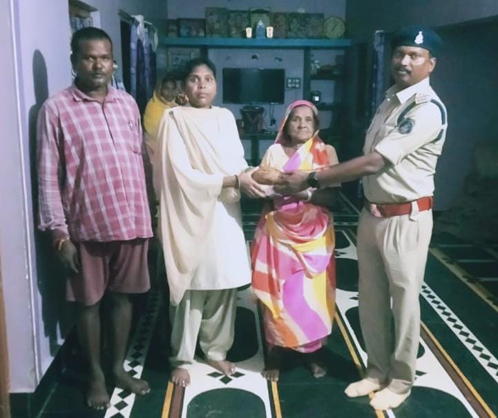 बलिदानियों का सम्मान करते हुए पुलिस।