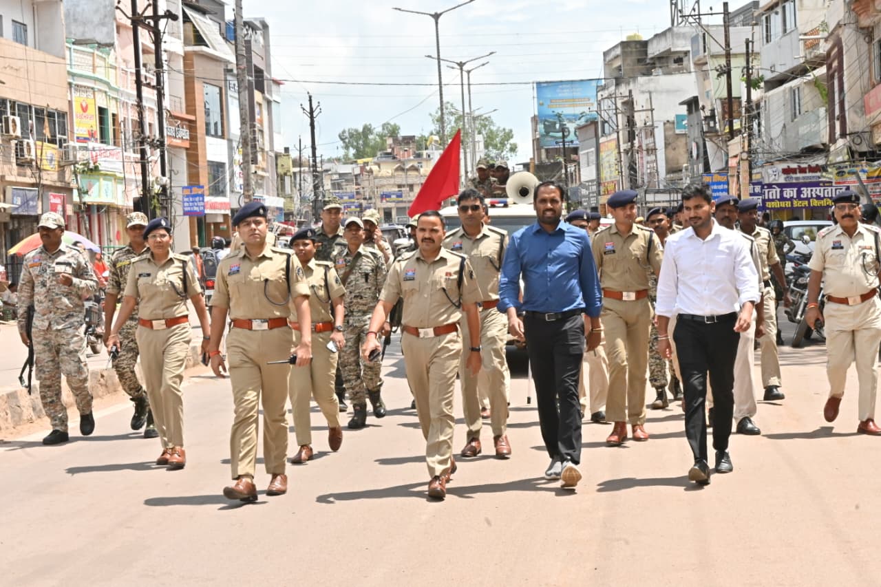 शहर में पैदल मार्च करते हुए कलेक्टर व पुलिस अधीक्षक।