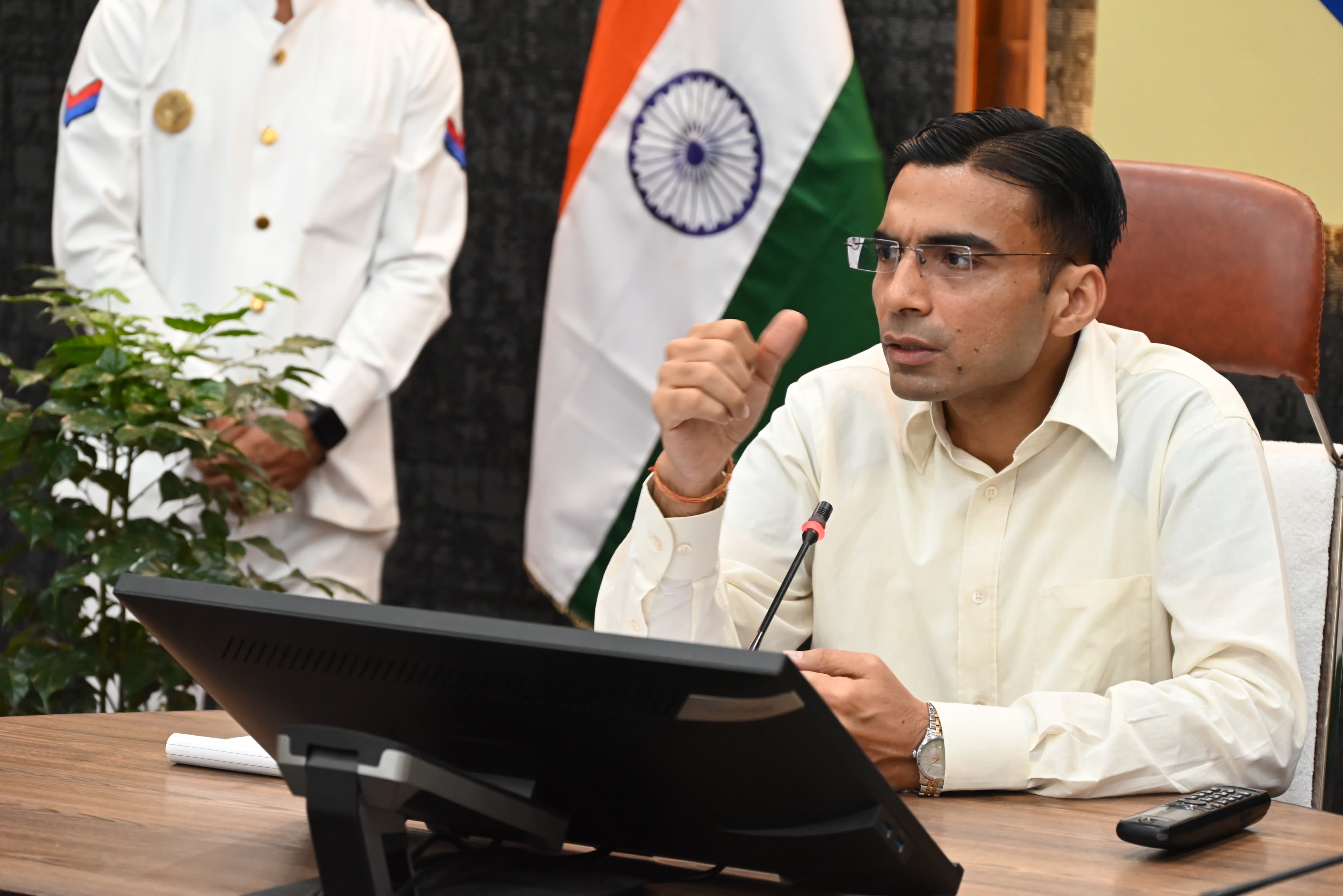 बर्ल्ड फ्ल्यू की रोकथाम को लेकर जिलाधिकारी सविन बंसल  ऋषिपर्णा सभागार में अधिकारियों को बैठक करते।